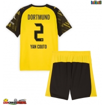 Camisa de Futebol Borussia Dortmund Yan Couto #2 Equipamento Principal Infantil 2025-26 Manga Curta (+ Calças curtas)